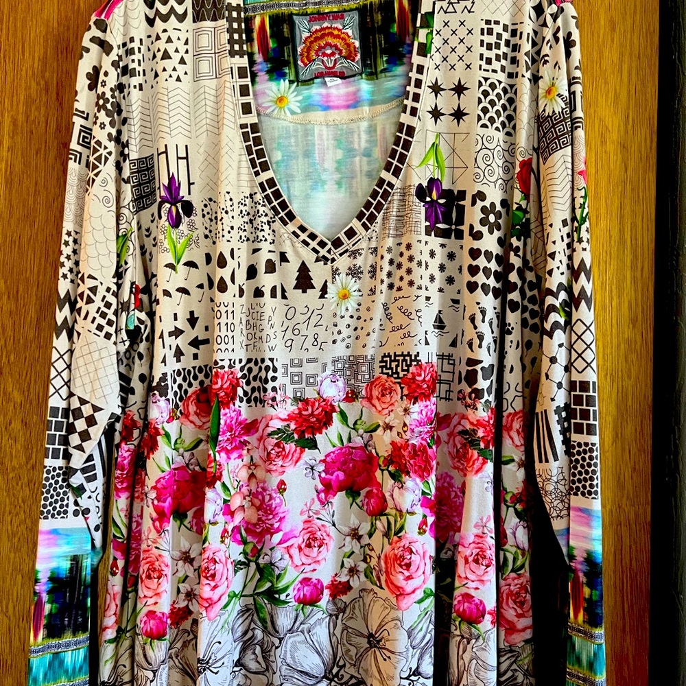 “Johnny Was”Very Good Condtion V-Neck Tee XL